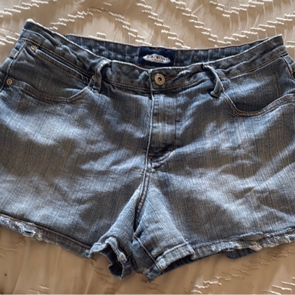 L.A. Blues Stretch Distressed Denim Women’s Shorts, Size 14 Preowned